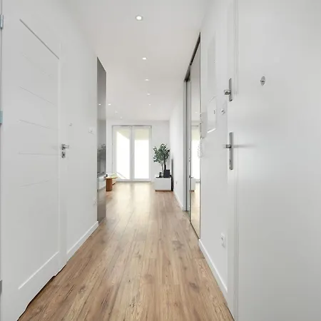 Bright With Balcony Near Zwirownia By Renters Апартаменти *